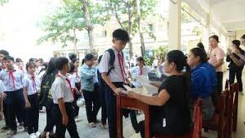 Học sinh được mượn và cấp sách giáo khoa miễn phí