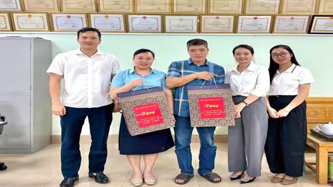 Sở Tư pháp tỉnh Lạng Sơn thăm, tặng quà gia đình chính sách, người có công nhân kỷ niệm 78 năm ngày Thương binh - Liệt sĩ (27/7/1947 - 27/7/2025)